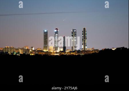 Madrid, Spanien. September 2024. Der Komet C/2023 A3 (Tsuchinshan-ATLAS), auch „der Komet des Jahrhunderts“ genannt, überquert den Himmel über den Wolkenkratzern Madrids, bekannt als die vier Türme Business Area. Quelle: Marcos del Mazo/Alamy Live News Stockfoto