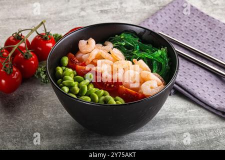 Hawaian Cuisine – Poke mit Cocktailgarnelen und Avocado Stockfoto