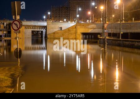 Budapest, Ungarn - 18. September 2024: Langzeitaufnahme eines überfluteten Tunnels unter der Kettenbrücke in Budapest, mit der Donau quellend AF Stockfoto