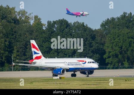 British Airways fährt auf der Start- und Landebahn Wizz Air landet am Flughafen Berlin Stockfoto