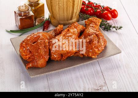 Roher truthahnschulterflügel in indischen Tandoori-Marinade-Gewürzen Stockfoto