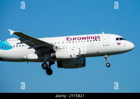 Eurowings Flugzeug nähert sich einer Landung Berlin Deutschland Stockfoto