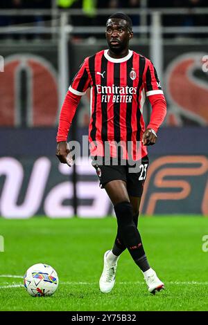 Der englische Verteidiger Fikayo Tomori kontrolliert den Ball während des italienischen Fußballspiels der Serie A zwischen dem AC Milan und Lecce im San Siro Stadion in Mailand am 27. September 2024. Credit: Piero Cruciatti/Alamy Live News Stockfoto