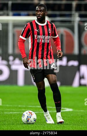 Der englische Verteidiger Fikayo Tomori kontrolliert den Ball während des italienischen Fußballspiels der Serie A zwischen dem AC Milan und Lecce im San Siro Stadion in Mailand am 27. September 2024. Credit: Piero Cruciatti/Alamy Live News Stockfoto