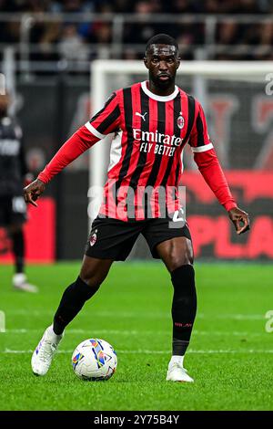 Der englische Verteidiger Fikayo Tomori kontrolliert den Ball während des italienischen Fußballspiels der Serie A zwischen dem AC Milan und Lecce im San Siro Stadion in Mailand am 27. September 2024. Credit: Piero Cruciatti/Alamy Live News Stockfoto