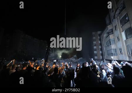 Peking, Libanon. September 2024. Am 27. September 2024 wurden israelische Luftangriffe auf das Hauptquartier der Hisbollah in Beirut, Libanon, beobachtet. Daniel Hagari, Sprecher der israelischen Verteidigungskräfte, sagte am Freitag, dass die Armee das Hauptquartier der Hisbollah angegriffen habe, das sich unter Wohngebäuden im Herzen von Dahieh, dem südlichen Vorort der libanesischen Hauptstadt Beirut, befindet. Quelle: Bilal Jawich/Xinhua/Alamy Live News Stockfoto