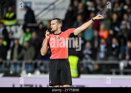 Ulm, Deutschland. September 2024. Fußball: Bundesliga 2, SSV Ulm 1846 - Eintracht Braunschweig, Spieltag 7, Donaustadion. Schiedsrichter Richard Hempel gestikuliert. Vermerk: Harry langer/dpa/Alamy Live News Stockfoto