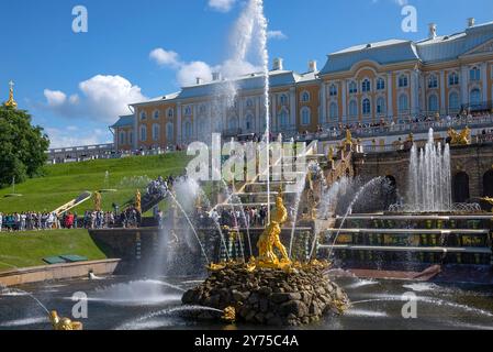 PETERHOF, RUSSLAND - 13. JUNI 2024: Samson-Brunnen auf dem Hintergrund des Palastes. Petrodvorets Stockfoto