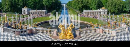 PETERHOF, RUSSLAND - 13. JUNI 2024: Springbrunnen 'Tritone blasen Muscheln' (Panorama). Petrodvorets Stockfoto