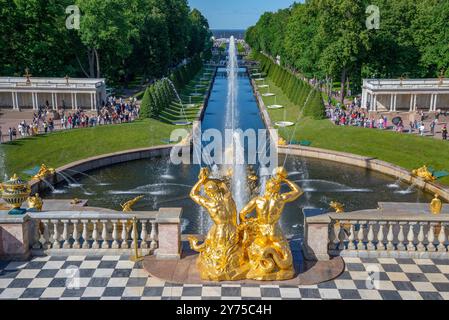 PETERHOF, RUSSLAND - 13. JUNI 2024: Springbrunnen „Tritone, die in Muscheln blasen“. Nischni Park, Petrodvorets Stockfoto