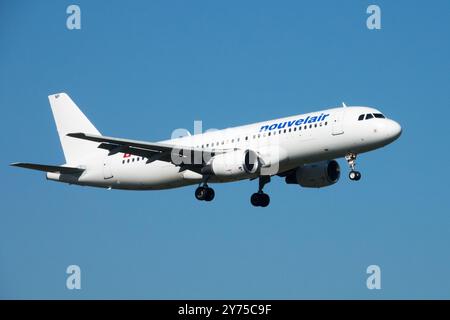 Nouvelair Tunisie Flugzeug Airbus A320-214 Landeanflug nähert sich dem Flieger Berlin an Stockfoto