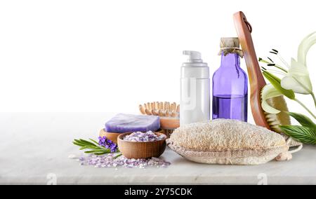 Schönheitsbehandlungen für Spa-Behandlungen auf weißem Marmortisch. Ätherisches Öl und Meersalz, Massagebürsten. Stockfoto