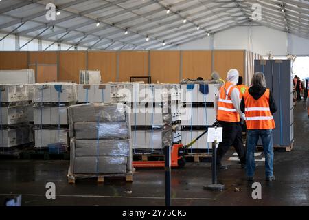Saint Denis, Frankreich. September 2024. Die Möbel für die Olympischen Spiele 2024 werden aus den Wohnungen genommen und am 27. September 2024 an „Emmaus“ in Saint Denis bei Paris, Frankreich, gespendet. Foto: Eliot Blondet/ABACAPRESS. COM Credit: Abaca Press/Alamy Live News Stockfoto