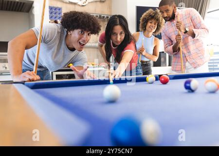 Billard spielen, Gruppe von verschiedenen Freunden, die Freizeit genießen und Spaß haben, zu Hause Stockfoto