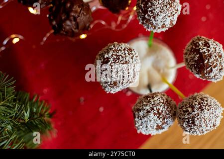 Verschiedene Schokoladenkuchen, dekoriert mit Kokosnuss in einem Glas bei einer festlichen Veranstaltung Stockfoto