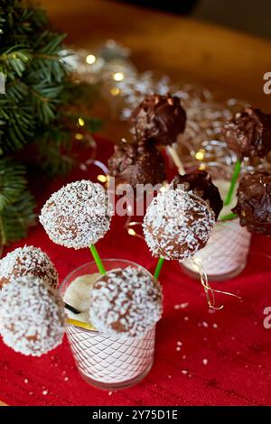 Verschiedene Schokoladenkuchen, dekoriert mit Kokosnuss in einem Glas bei einer festlichen Veranstaltung Stockfoto