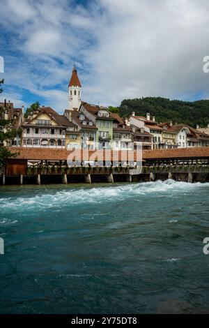 Die Aare-Brücke in Thun über die Stadt Stockfoto