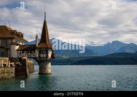 Schloss Oberhofen am Thunersee in den schweizer Alpen. Oberhofen am Thunersee im Kanton Bern. Schloss am Thunersee, Schweiz. Stockfoto