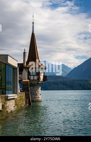 Schloss Oberhofen am Thunersee in den schweizer Alpen. Oberhofen am Thunersee im Kanton Bern. Schloss am Thunersee, Schweiz. Stockfoto