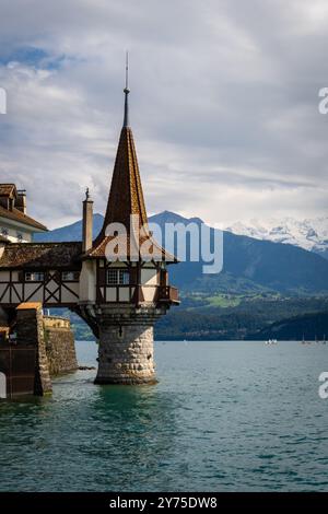 Schloss Oberhofen am Thunersee in den schweizer Alpen. Oberhofen am Thunersee im Kanton Bern. Schloss am Thunersee, Schweiz. Stockfoto