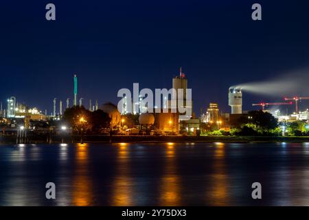 Nachtszene der BASF in Ludwigshafen mit dem Rhein in Der Vordergrund Stockfoto