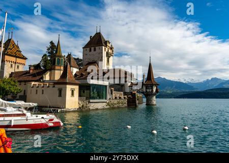 Schloss Oberhofen am Thunersee in den schweizer Alpen. Oberhofen am Thunersee im Kanton Bern. Schloss am Thunersee, Schweiz. Stockfoto