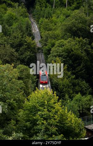 Der Blick auf die Seilbahn nach Harder Kulm mit Blick auf Interlaken und den See, an einem Sommertag ohne Personen. Stockfoto