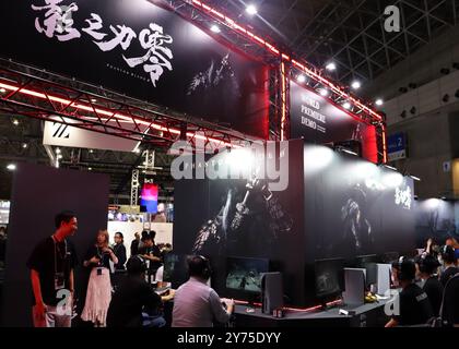 Tokio, Japan. September 2024. Menschen erleben das Phantom Blade Zero, ein Action-Rollenspiel mit Hack- und Slash-Elementen, auf der Tokyo Game Show 2024 in Tokio, Japan, 26. September 2024. Der chinesische Spielespiel gewinnt auf der Tokyo Game Show 2024, die am Donnerstag begann, an Schwung. Die hohe Qualität und Kultur zieht Spieleprofis und -Enthusiasten aus aller Welt in die Augen. ZU DEN chinesischen Ausstellern im Rampenlicht der Tokioter Spieleshow. Credit: Yang Guang/Xinhua/Alamy Live News Stockfoto