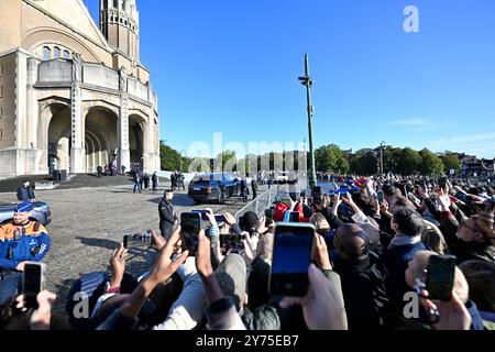Brüssel, Belgien September 2024. Papst Franziskus trifft am Samstag, den 28. September 2024, in einem Fiat-500-Papstmuseum ein, um den belgischen Klerus in der Nationalbasilika des Heiligen Herzens in Koekelberg, Brüssel, zu treffen. Der Leiter der katholischen Kirche Papst Franziskus, geborener Jorge Mario Bergoglio, besucht Belgien vom 26. Bis 29. September, um den 600. Jahrestag der Universitäten KU Leuven und UCLouvain zu feiern. BELGA PHOTO ERIC LALMAND Credit: Belga News Agency/Alamy Live News Stockfoto