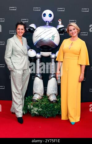 Malika Rabahallah, Rozzum 7134 und Judith Rakers bei der Premiere des Animationsfilms der wilde Roboter / der Wilde Roboter auf dem 32. Filmfest Hamburg 2024 im Cinemaxx Dammtor. Hamburg, 27.09.2024 *** Malika Rabahallah, Rozzum 7134 und Judith Rakers bei der Premiere des Zeichentrickfilms The Wild Robot beim Filmfest Hamburg 32 2024 im Cinemaxx Dammtor Hamburg, 27 09 2024 Foto:XC.xTamckex/xFuturexImagex Roboter 4909 Stockfoto