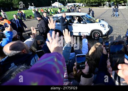 Brüssel, Belgien September 2024. Papst Franziskus trifft am Samstag, den 28. September 2024, in einem Fiat-500-Papstmuseum ein, um den belgischen Klerus in der Nationalbasilika des Heiligen Herzens in Koekelberg, Brüssel, zu treffen. Der Leiter der katholischen Kirche Papst Franziskus, geborener Jorge Mario Bergoglio, besucht Belgien vom 26. Bis 29. September, um den 600. Jahrestag der Universitäten KU Leuven und UCLouvain zu feiern. BELGA PHOTO ERIC LALMAND Credit: Belga News Agency/Alamy Live News Stockfoto