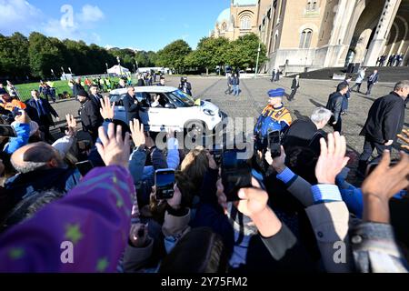 Brüssel, Belgien September 2024. Papst Franziskus trifft am Samstag, den 28. September 2024, in einem Fiat-500-Papstmuseum ein, um den belgischen Klerus in der Nationalbasilika des Heiligen Herzens in Koekelberg, Brüssel, zu treffen. Der Leiter der katholischen Kirche Papst Franziskus, geborener Jorge Mario Bergoglio, besucht Belgien vom 26. Bis 29. September, um den 600. Jahrestag der Universitäten KU Leuven und UCLouvain zu feiern. BELGA PHOTO ERIC LALMAND Credit: Belga News Agency/Alamy Live News Stockfoto