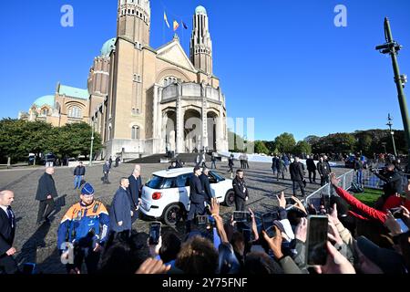 Brüssel, Belgien September 2024. Papst Franziskus trifft am Samstag, den 28. September 2024, in einem Fiat-500-Papstmuseum ein, um den belgischen Klerus in der Nationalbasilika des Heiligen Herzens in Koekelberg, Brüssel, zu treffen. Der Leiter der katholischen Kirche Papst Franziskus, geborener Jorge Mario Bergoglio, besucht Belgien vom 26. Bis 29. September, um den 600. Jahrestag der Universitäten KU Leuven und UCLouvain zu feiern. BELGA PHOTO ERIC LALMAND Credit: Belga News Agency/Alamy Live News Stockfoto
