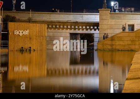 Budapest, Ungarn - 18. September 2024: Langzeitaufnahme eines überfluteten Tunnels unter der Kettenbrücke in Budapest, mit der Donau quellend AF Stockfoto