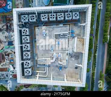 Blick aus der Vogelperspektive auf das Dach eines Geschäftsgebäudes mit Industrieklimaanlagen Stockfoto