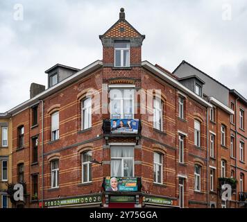 Eckhaus mit dekorierter Ziegelsteinfassade im flämischen Renaissance-Stil, Ganshoren, Brüssel, Belgien, 27. September, 2024 Stockfoto