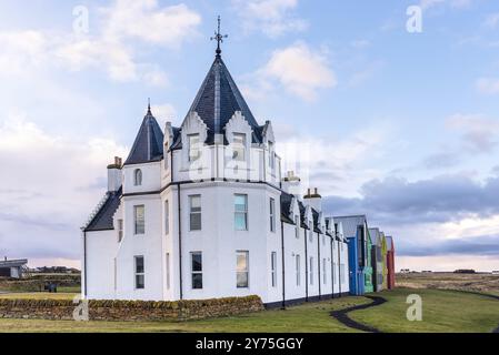 John O'Groats, Schottland, Großbritannien - 3. Dezember 2023: Blick auf das farbenfrohe The Inn John O'Groats Hotel in Caithness County, Schottland, Großbritannien. Stockfoto