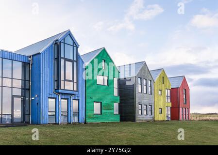 John O'Groats, Schottland, Großbritannien - 3. Dezember 2023: Blick auf das farbenfrohe The Inn John O'Groats Hotel in Caithness County, Schottland, Großbritannien. Stockfoto