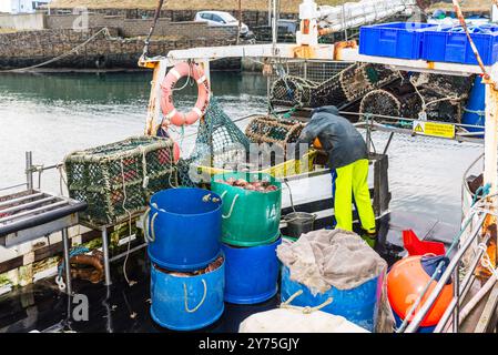 John o'Groats, Schottland, Vereinigtes Königreich - 3. Dezember 2023: Das Fischerboot mit dem Krabbenfang liegt am John o'Groats Pier, Caithness, Schottland, United Kin Stockfoto