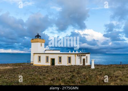 Blick auf den Duncansby Head Lighthouse. Duncansby Head ist der nordöstlichste Teil des schottischen Festlandes. Stockfoto