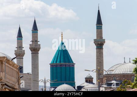 Skyline von Konya mit der grünen Kuppel des Mausoleums von Mevlana Rumi und Selimiye Moschee, Konya, Türkei Stockfoto