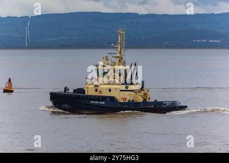 Schlepper wartet auf die Ankunft des Fahrzeugträgers und wird zu den Royal Portbury Docks begleitet Stockfoto