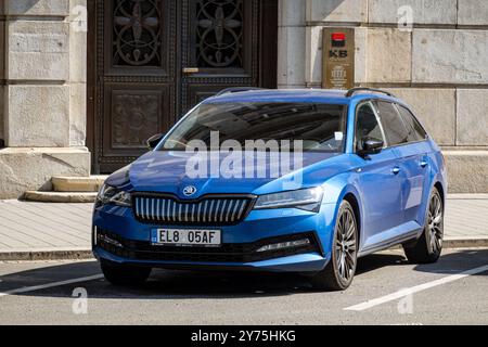 OSTRAVA, TSCHECHISCHE REPUBLIK - 13. SEPTEMBER 2023: Skoda Superb Plug-in Hybrid Kombi mit EL-Kennzeichen Stockfoto