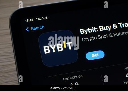 OSTRAVA, TSCHECHIEN – 1. AUGUST 2024: App-Store mit ByBit-App für den Kauf und Verkauf von Kryptowährungen Stockfoto