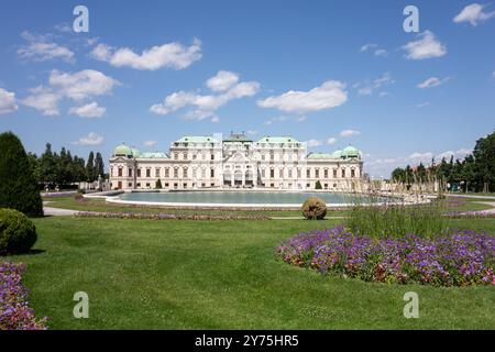 WIEN, ÖSTERREICH - 29. JULI 2021: Schloss Belvedere in Wien, Österreich mit großem Becken Stockfoto