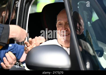 Brüssel, Belgien September 2024. Papst Franziskus reist nach einem päpstlichen Besuch in einem Fiat-500-Papstgebäude, um am Samstag, den 28. September 2024, in der Basilika des Heiligen Herzens in Koekelberg, Brüssel, den belgischen Klerus zu treffen. Der Leiter der katholischen Kirche Papst Franziskus, geborener Jorge Mario Bergoglio, besucht Belgien vom 26. Bis 29. September, um den 600. Jahrestag der Universitäten KU Leuven und UCLouvain zu feiern. BELGA PHOTO ERIC LALMAND Credit: Belga News Agency/Alamy Live News Stockfoto