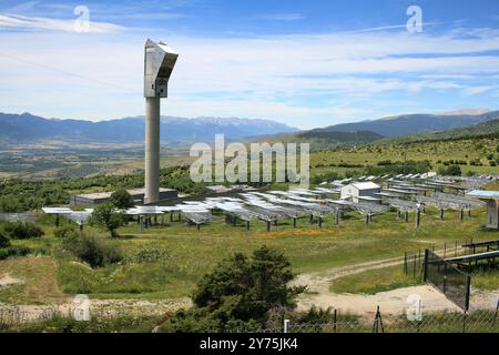 Blick auf das Solarkraftwerk Themis in der Nähe des französischen Dorfes Targasonne in den Pyrenäen-Orientales. Stockfoto