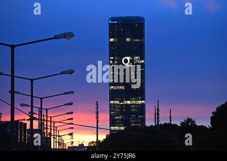 München, Deutschland. September 2024. Hauptsitz des Telekommunikationsunternehmens O2, Telefonica in München. Hochhaus. ? Quelle: dpa/Alamy Live News Stockfoto