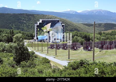 Solarofen in Odeillo in Südfrankreich. Stockfoto