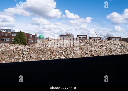 Abbruchschutt und Trümmer aus dem abgerissenen South Acton Housing Anwesen in West London. West London, Großbritannien, 2024. Stockfoto